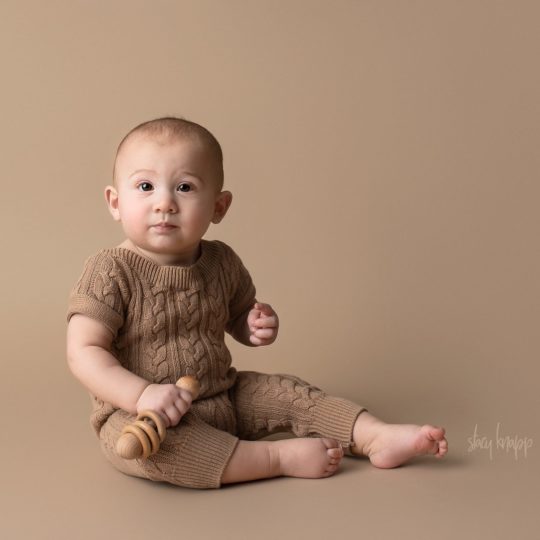 Maine sitter baby boy on beige backdrop by photographer Stacy Knapp Photography